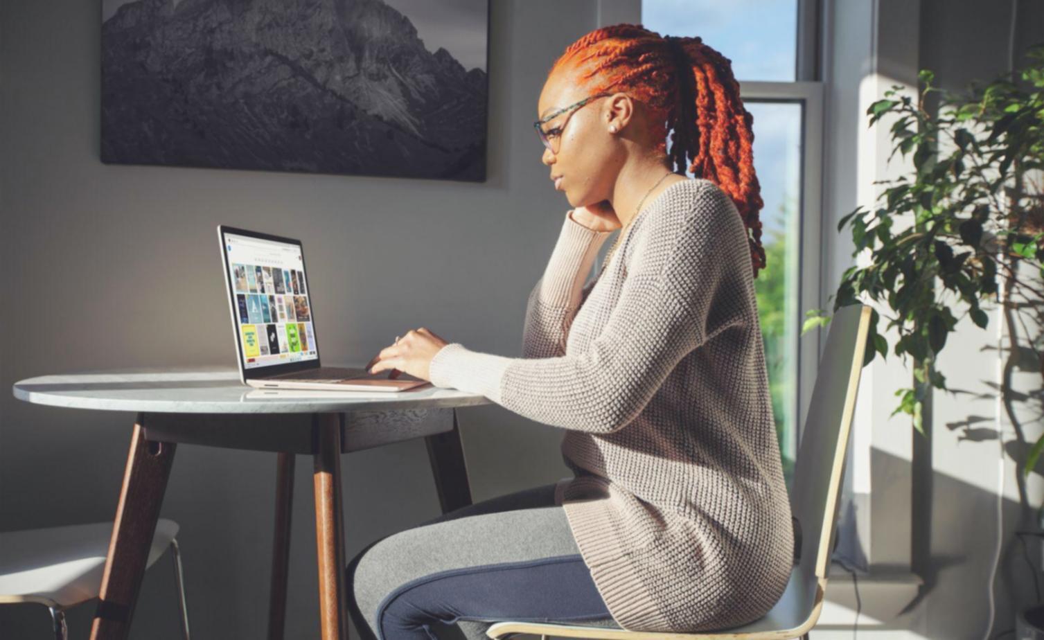 Studenti impegnati nell'analisi della struttura narrativa durante un workshop pratico