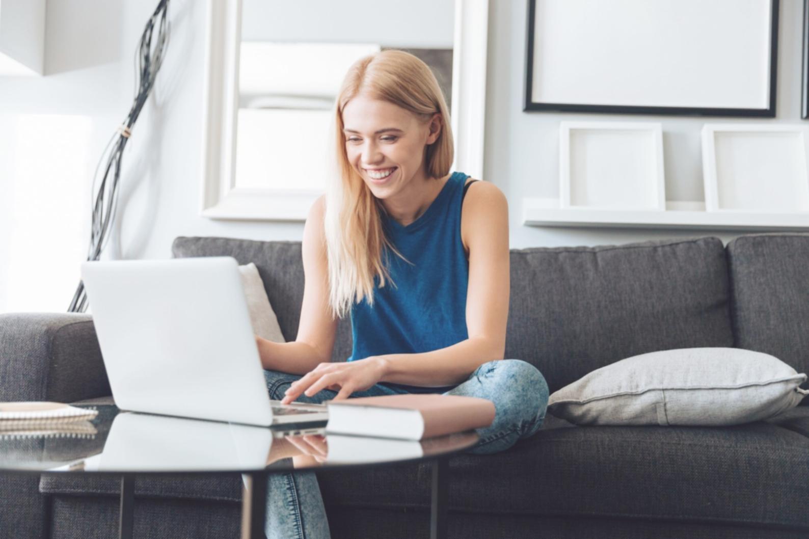Ambiente di lavoro creativo con materiali per lo sviluppo narrativo