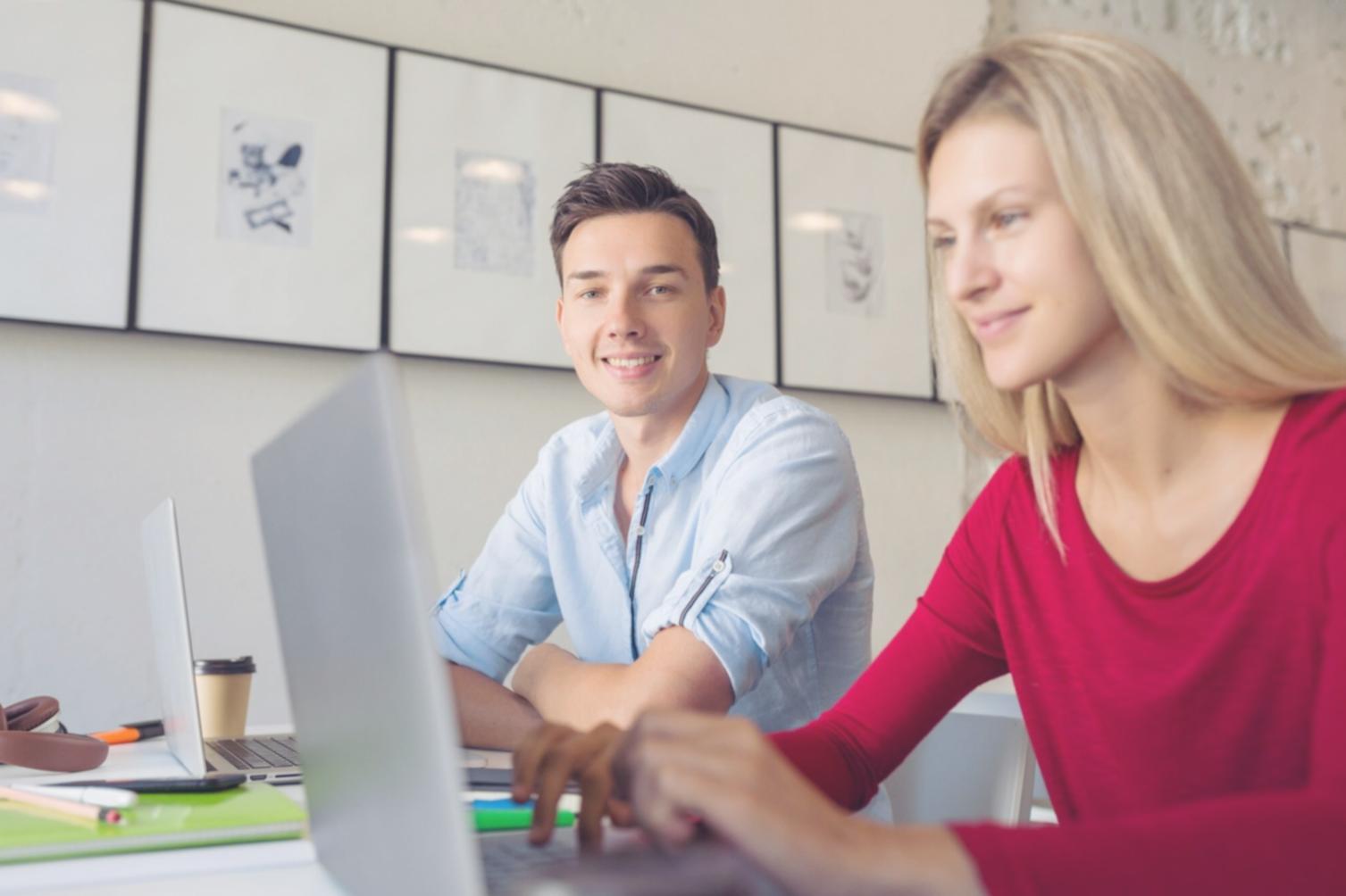 Sessione di analisi di scene narrative con esempi visivi e discussione di gruppo