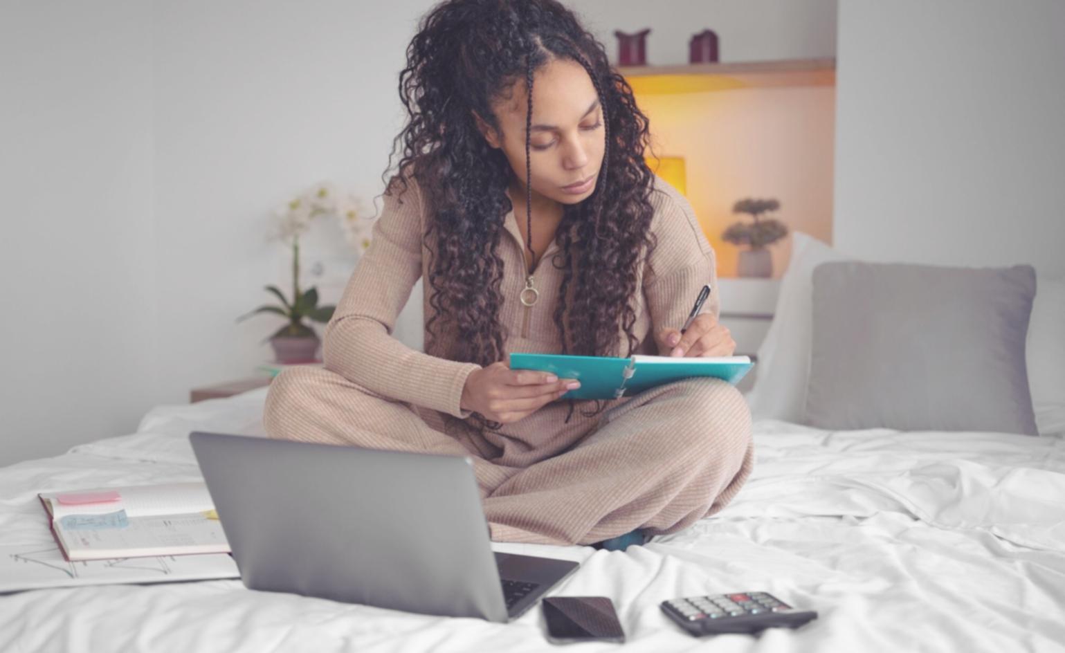 Studenti durante una sessione di analisi narrativa pratica