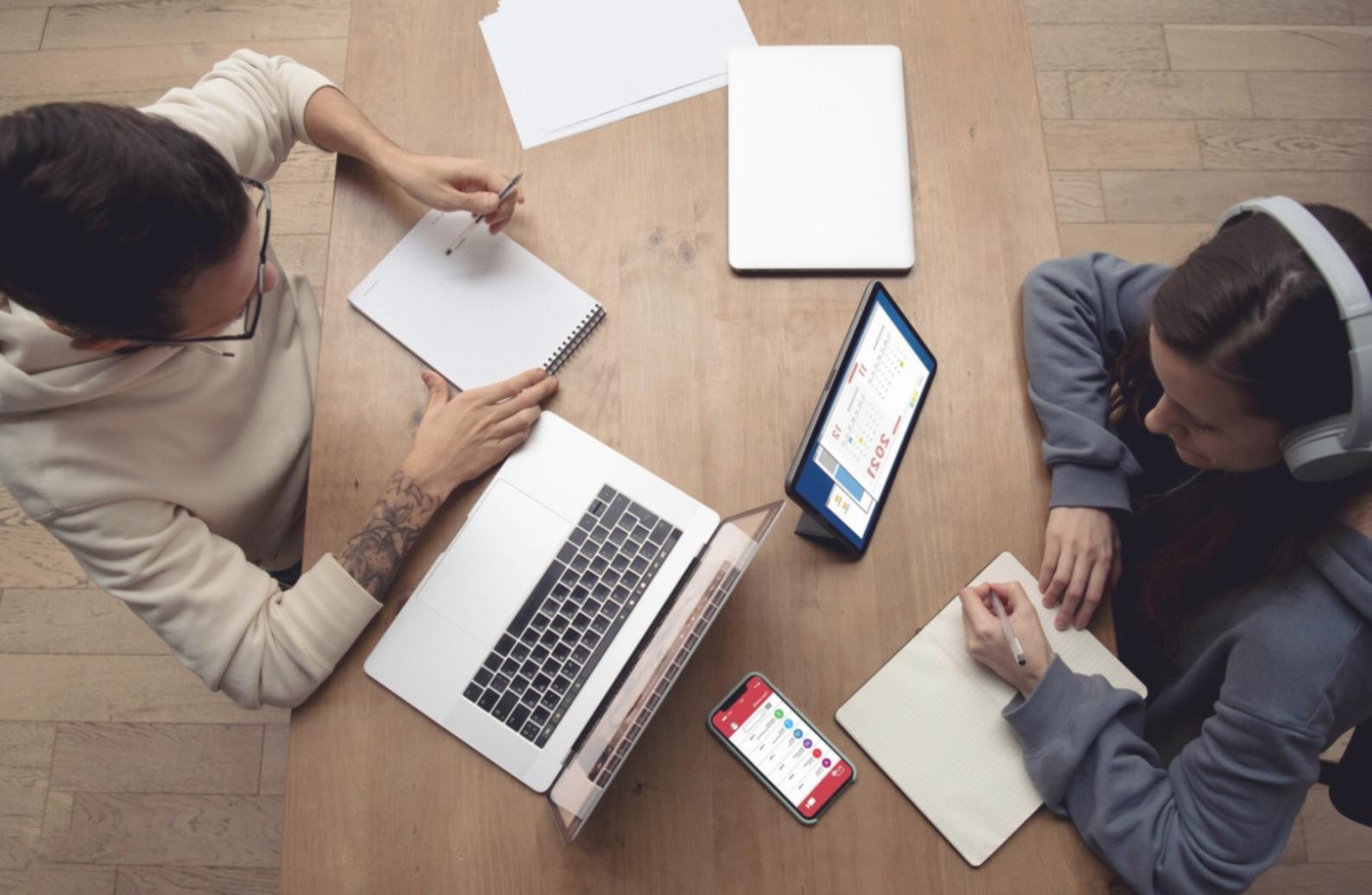 Fase di mappatura della struttura narrativa con diagrammi e appunti